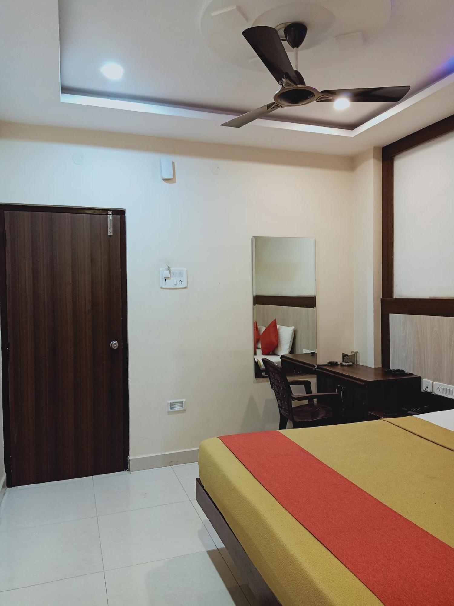 Hotel Neem Tree Hyderabad Airport 샴샤바드 외부 사진