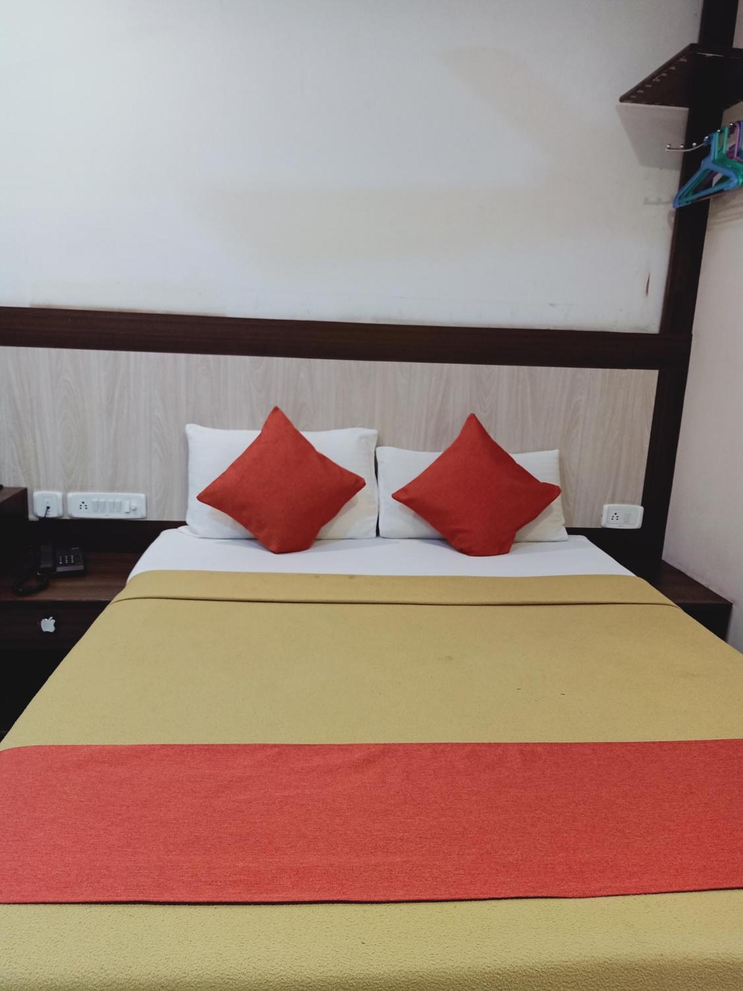 Hotel Neem Tree Hyderabad Airport 샴샤바드 외부 사진